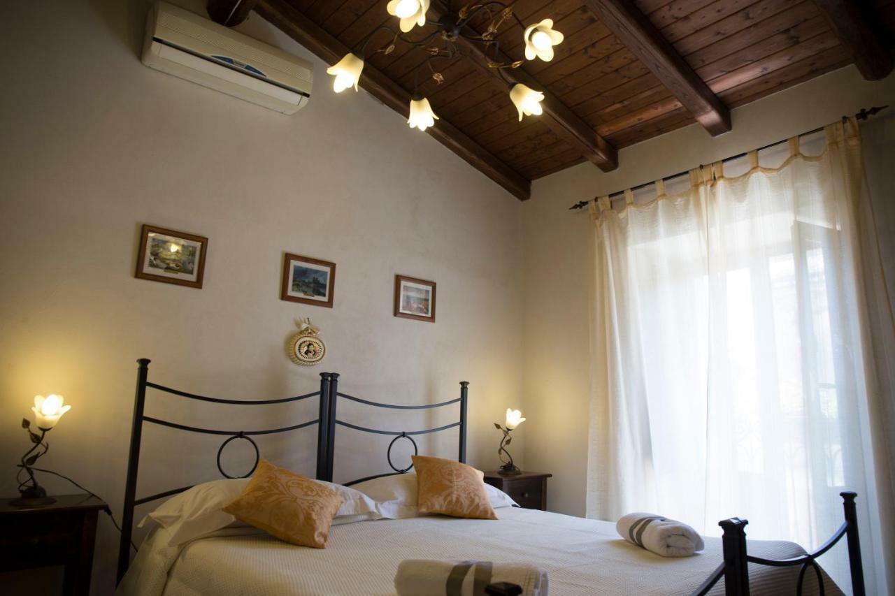 Casa Al Centro Storico Bed & Breakfast นีโกโลซี ภายนอก รูปภาพ